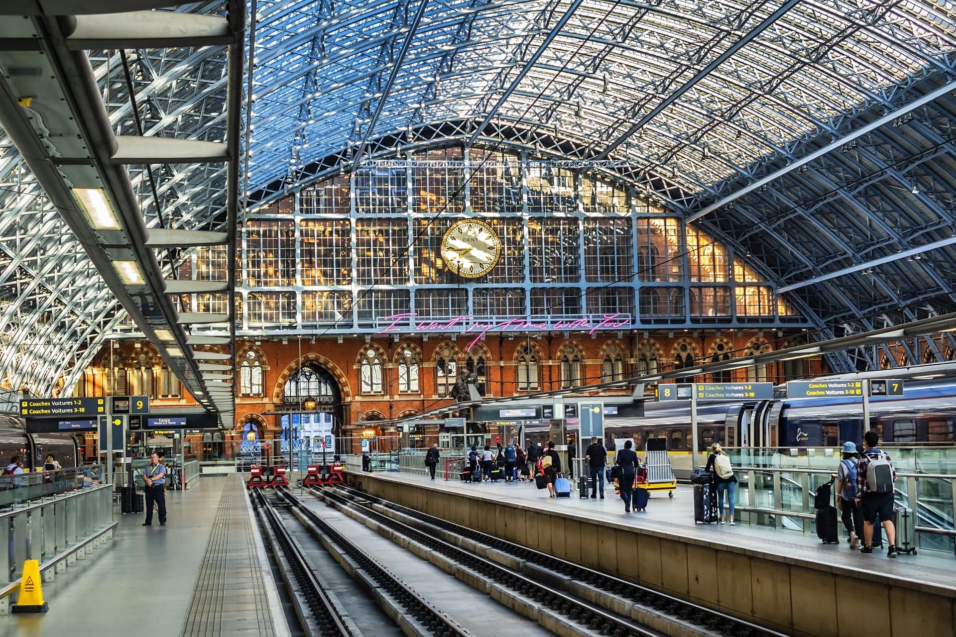Luggage drop-off service for travelers at Victoria Station